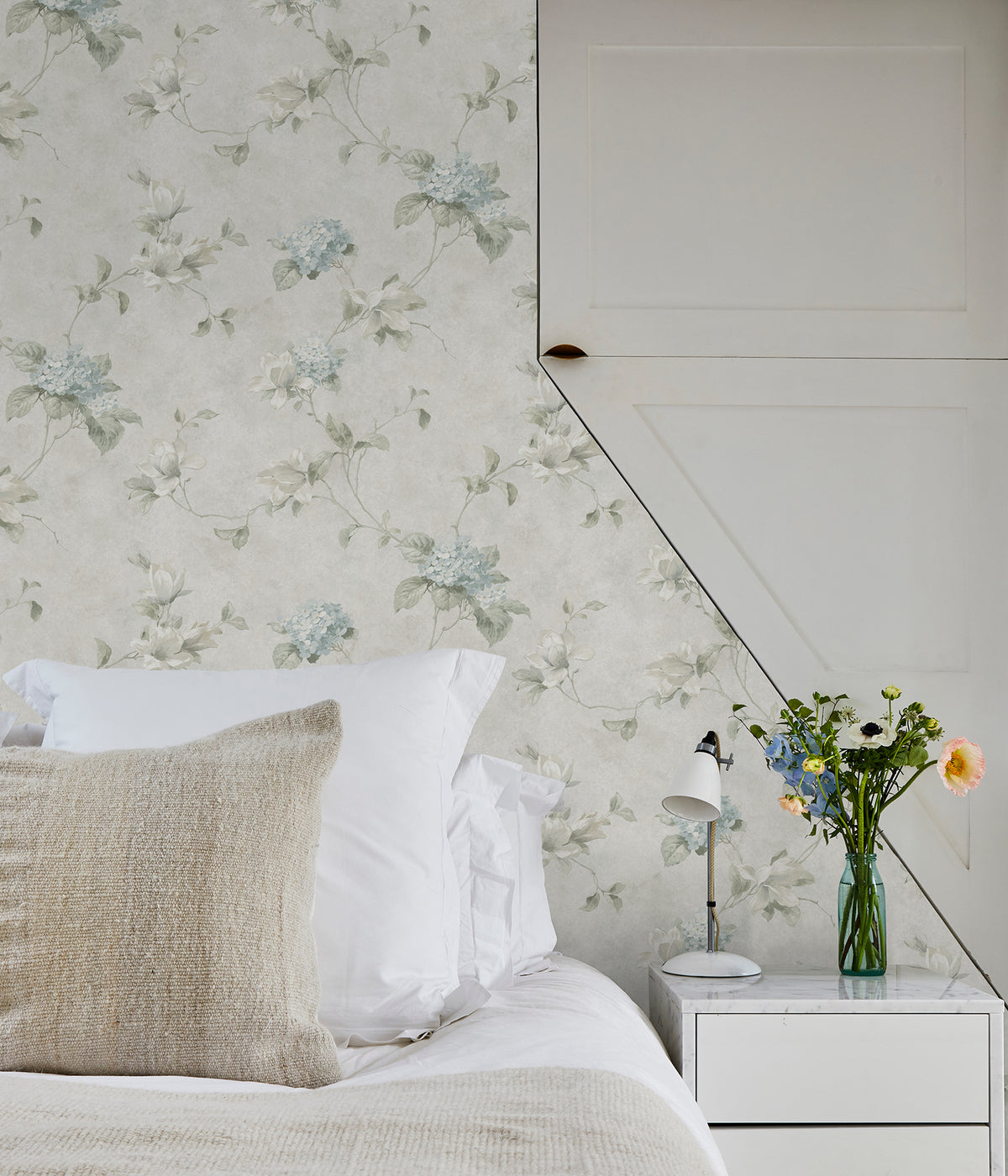 3123-76306-peel-and-stick-wallpaper-room-scene