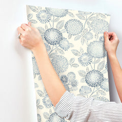 3125-72328-peel-and-stick-wallpaper-stick-application-step