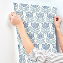 3125-72345-peel-and-stick-wallpaper-stick-application-step