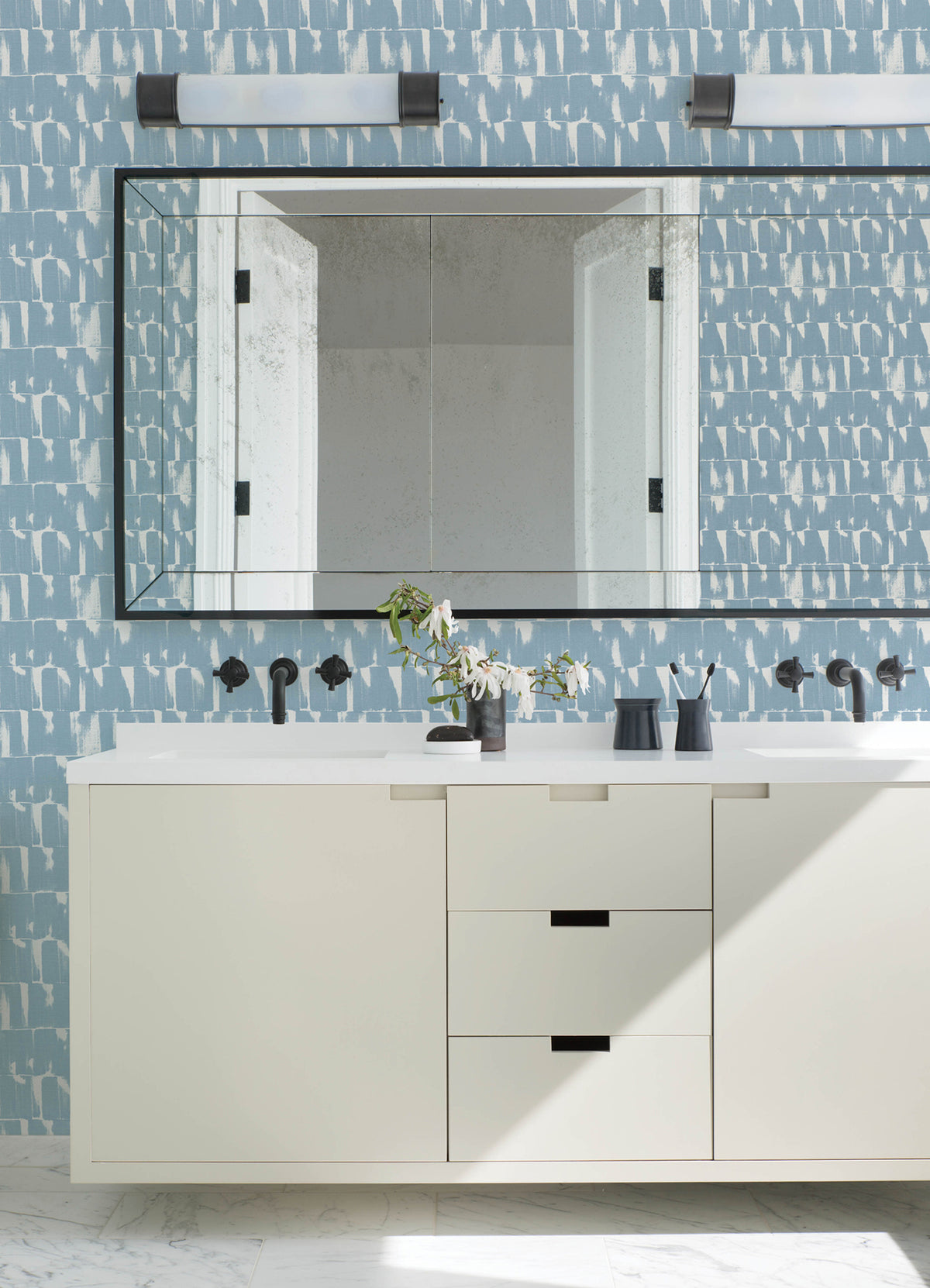 4122-27025-peel-and-stick-wallpaper-room-scene