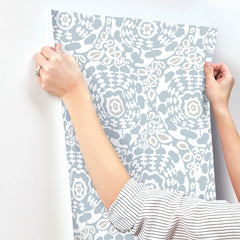4122-27039-peel-and-stick-wallpaper-stick-application-step