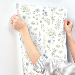 4134-72502-peel-and-stick-wallpaper-stick-application-step