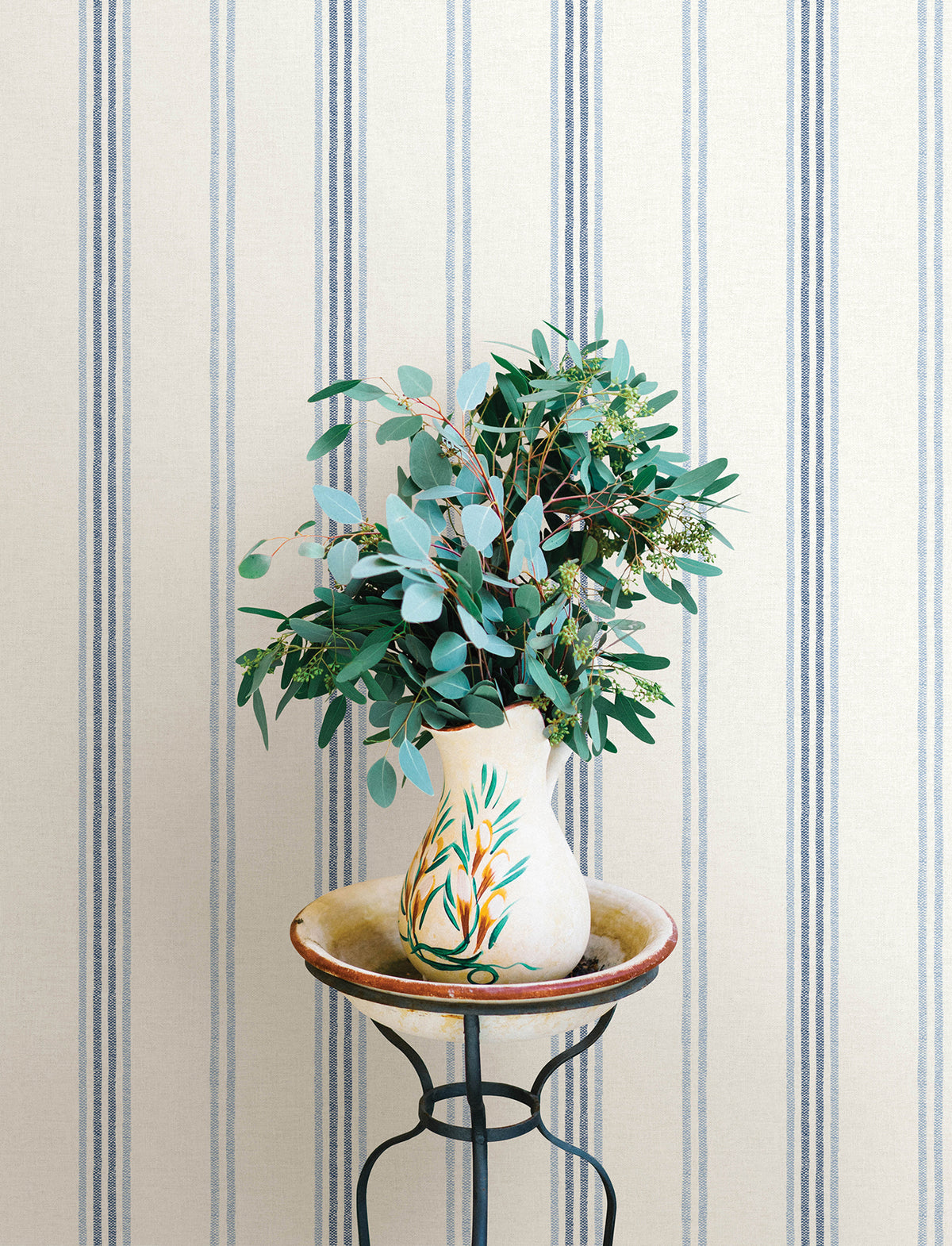 4134-72546-peel-and-stick-wallpaper-room-scene-detail-closeup