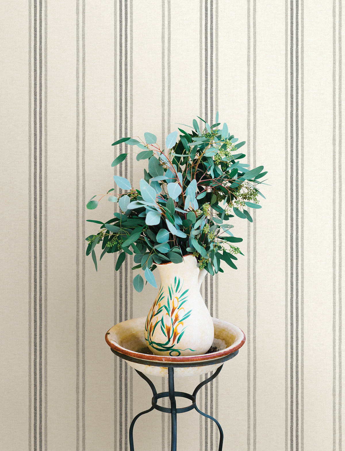 4134-72547-peel-and-stick-wallpaper-room-scene-detail-closeup
