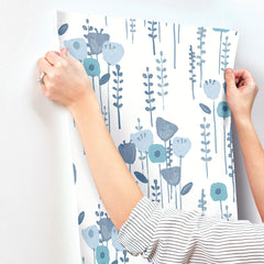 4135-27274-peel-and-stick-wallpaper-stick-application-step
