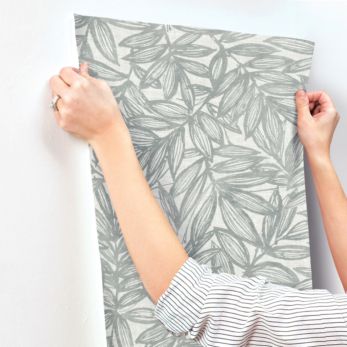 4146-27234-peel-and-stick-wallpaper-stick-application-step