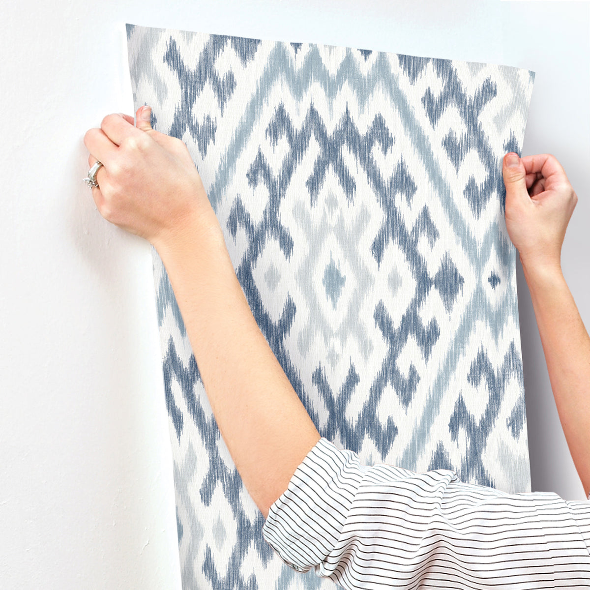 4146-27238-peel-and-stick-wallpaper-stick-application-step
