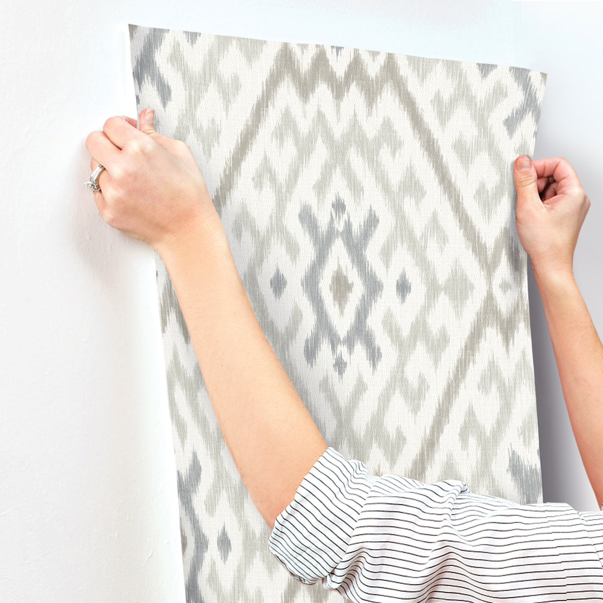 4146-27239-peel-and-stick-wallpaper-stick-application-step