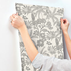 4146-27247-peel-and-stick-wallpaper-stick-application-step