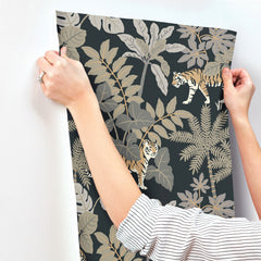 4146-27249-peel-and-stick-wallpaper-stick-application-step