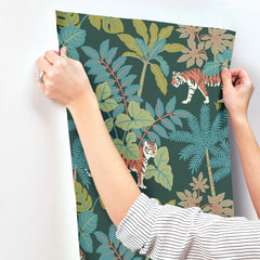 4146-27251-peel-and-stick-wallpaper-stick-application-step