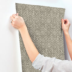 4146-27255-peel-and-stick-wallpaper-stick-application-step