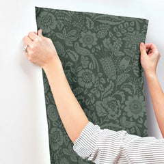 4147-27362-peel-and-stick-wallpaper-stick-application-step