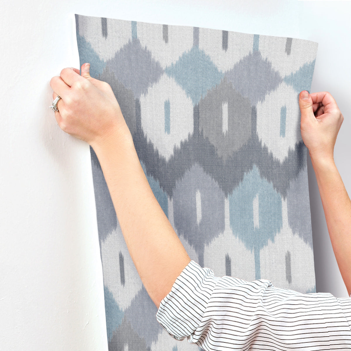4147-27407-peel-and-stick-wallpaper-stick-application-step