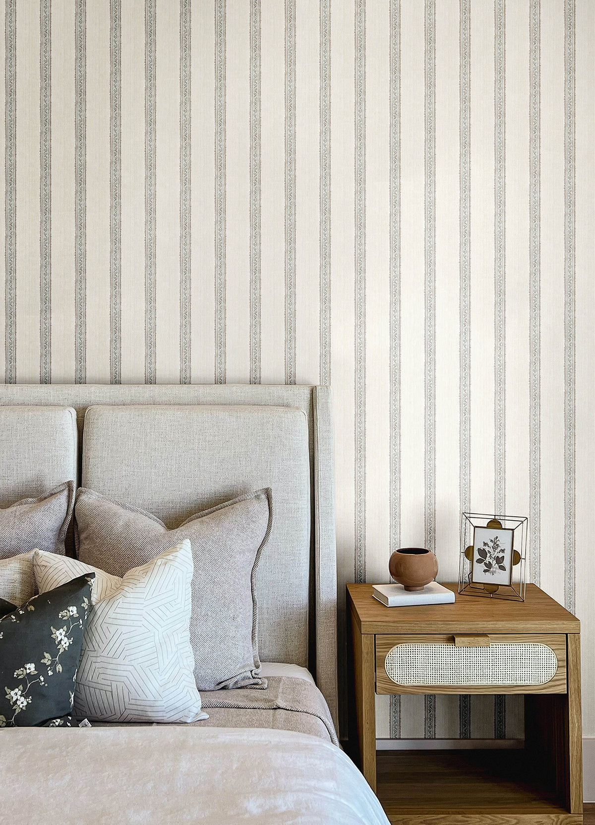 4148-27427-peel-and-stick-wallpaper-room-scene-detail-closeup