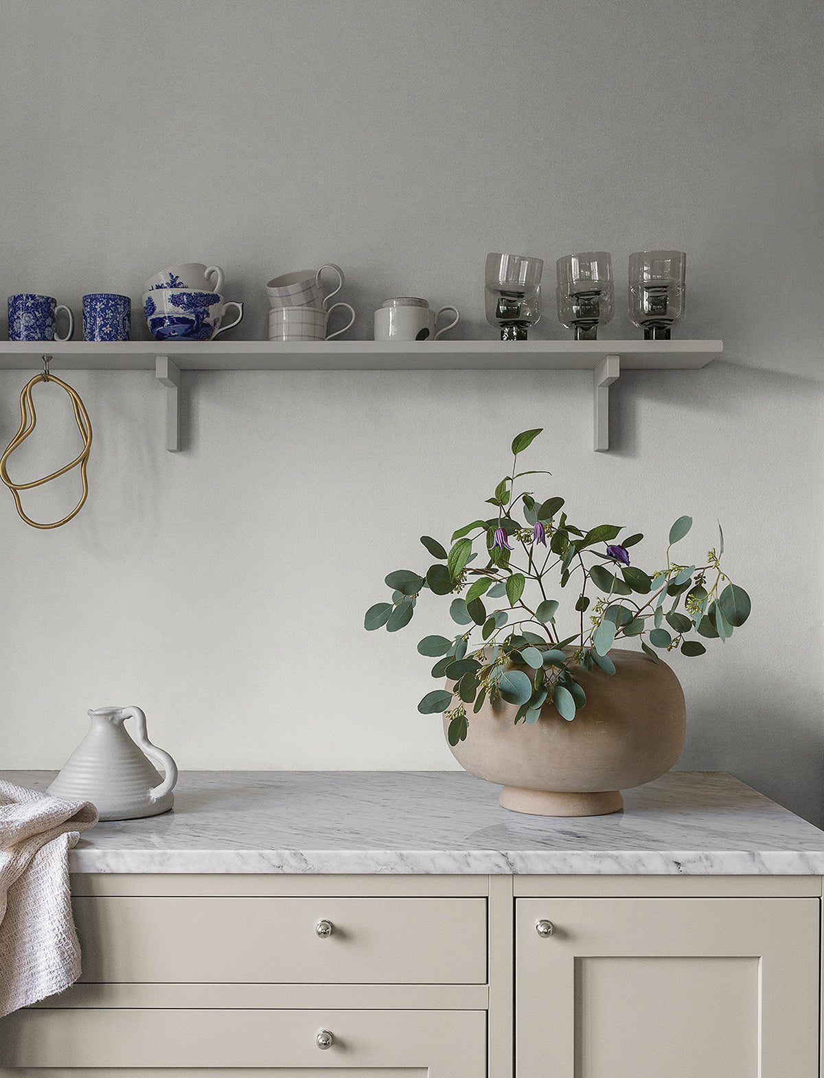 4153-77012-peel-and-stick-wallpaper-room-scene