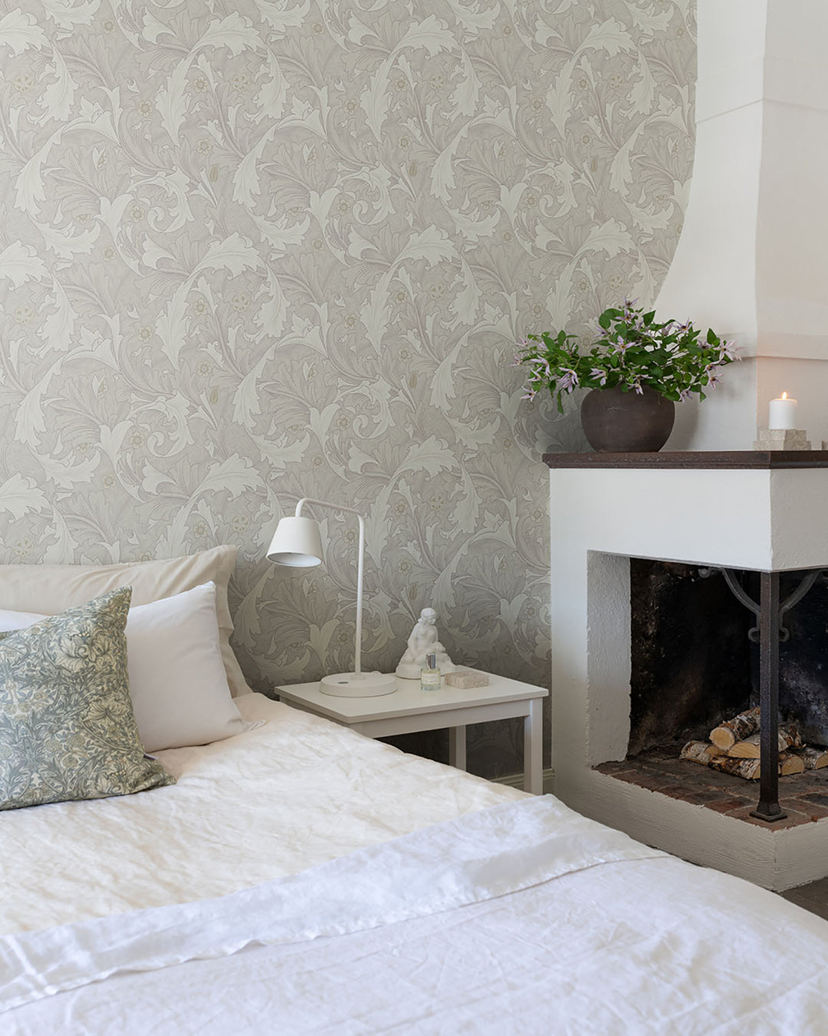 4153-82011-peel-and-stick-wallpaper-room-scene