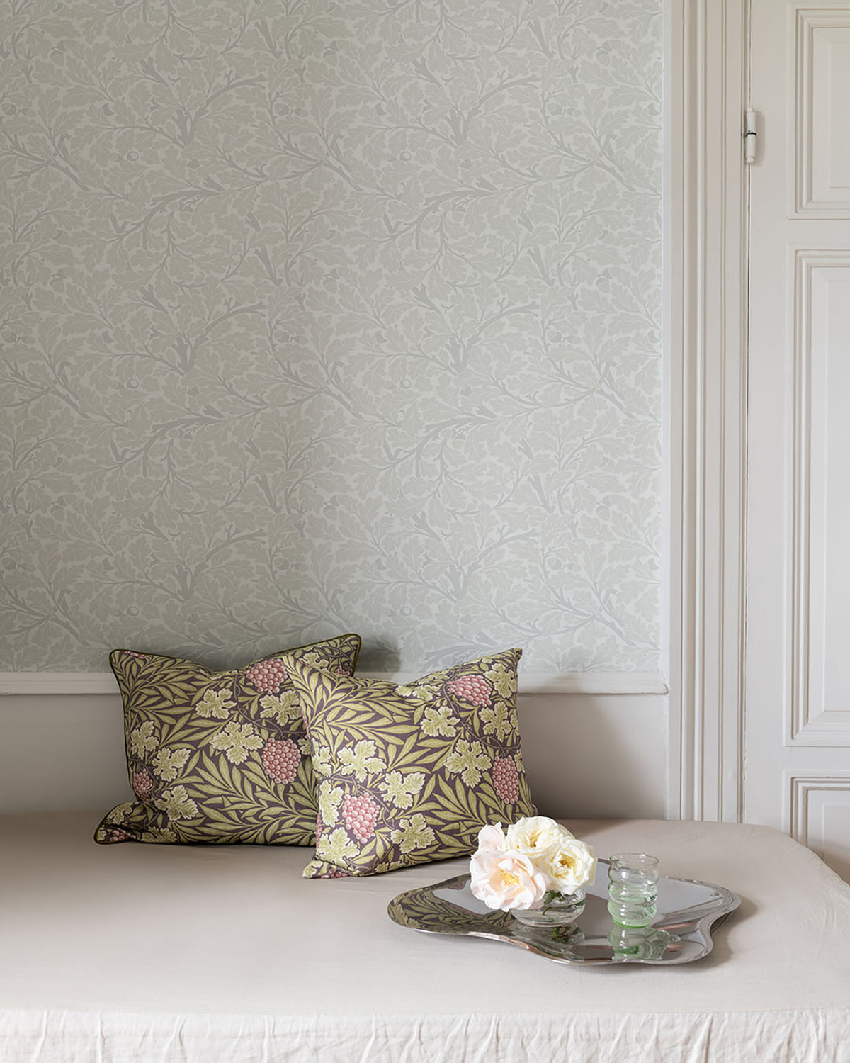 4153-82026-peel-and-stick-wallpaper-room-scene