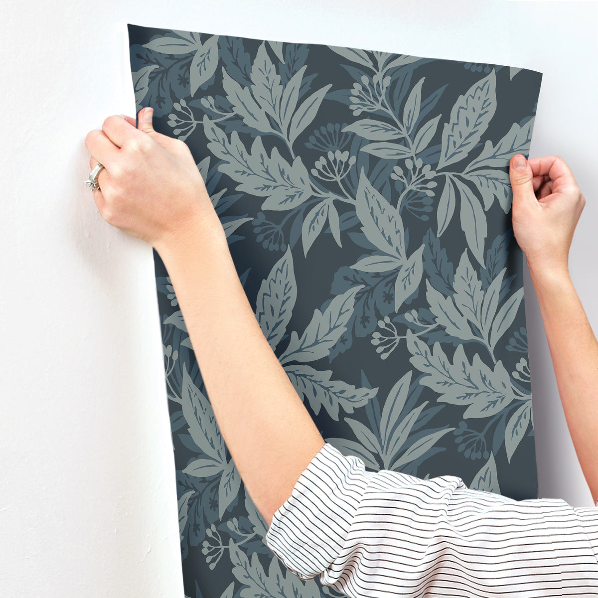 4155-27325-peel-and-stick-wallpaper-stick-application-step
