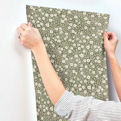 4169-83132-peel-and-stick-wallpaper-stick-application-step