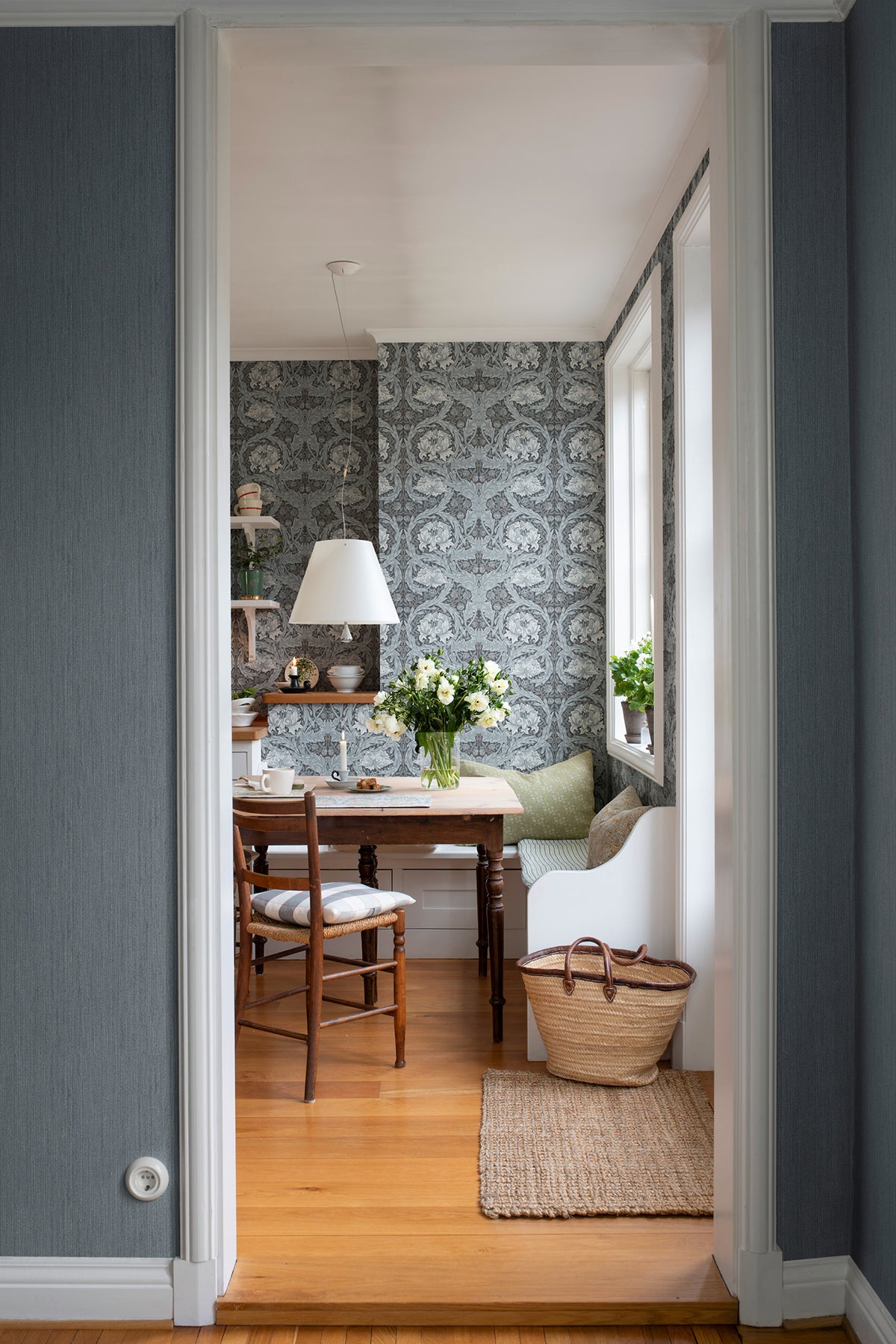 4171-82074-peel-and-stick-wallpaper-room-scene