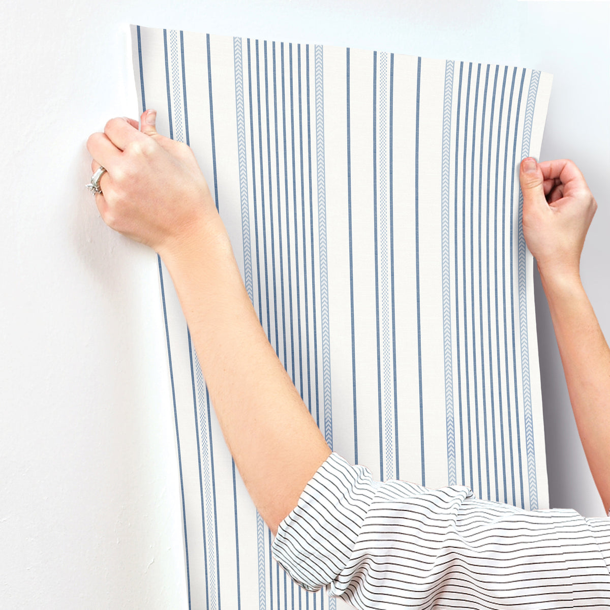 4172-27484-peel-and-stick-wallpaper-stick-application-step