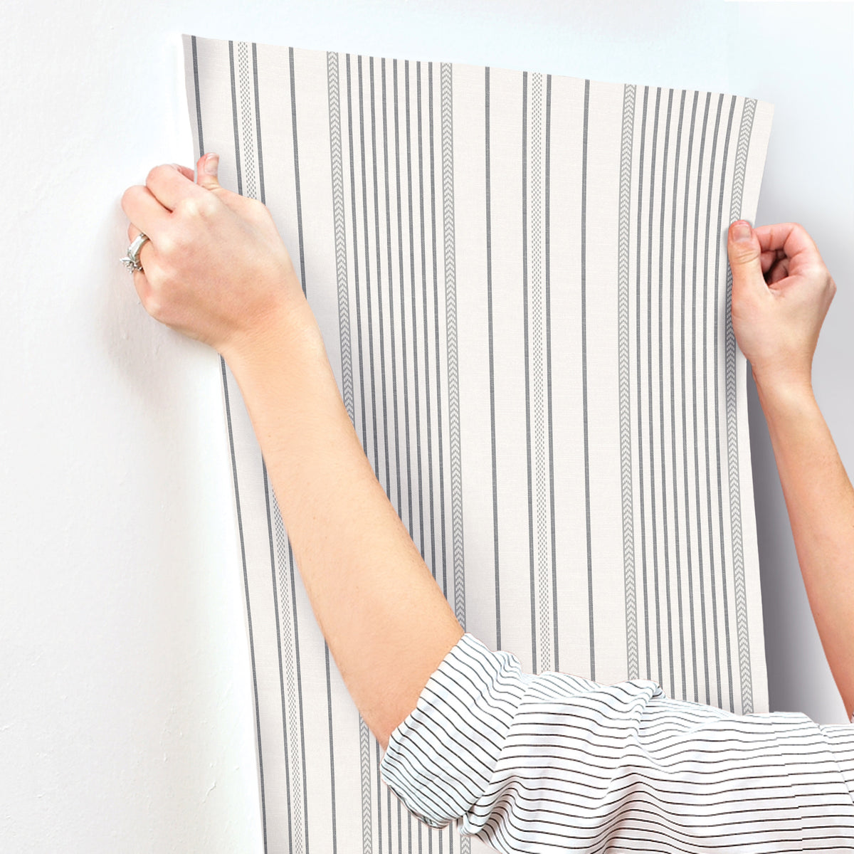 4172-27486-peel-and-stick-wallpaper-stick-application-step