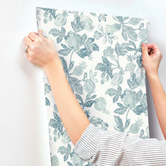4172-27494-peel-and-stick-wallpaper-stick-application-step