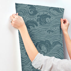 4172-27511-peel-and-stick-wallpaper-stick-application-step