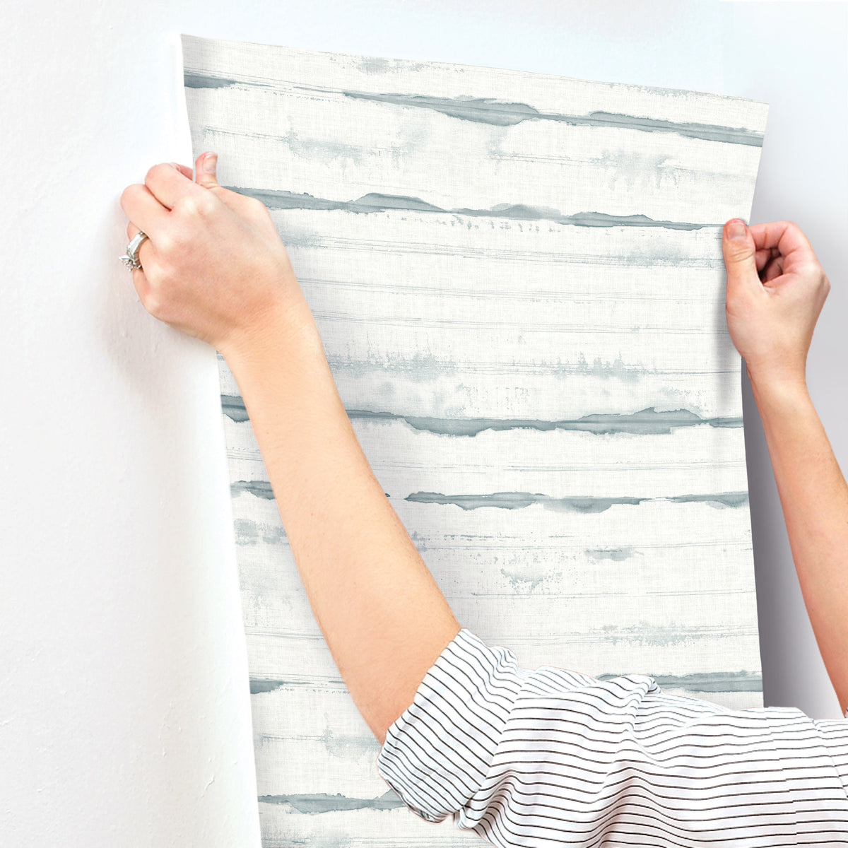 4172-27519-peel-and-stick-wallpaper-stick-application-step