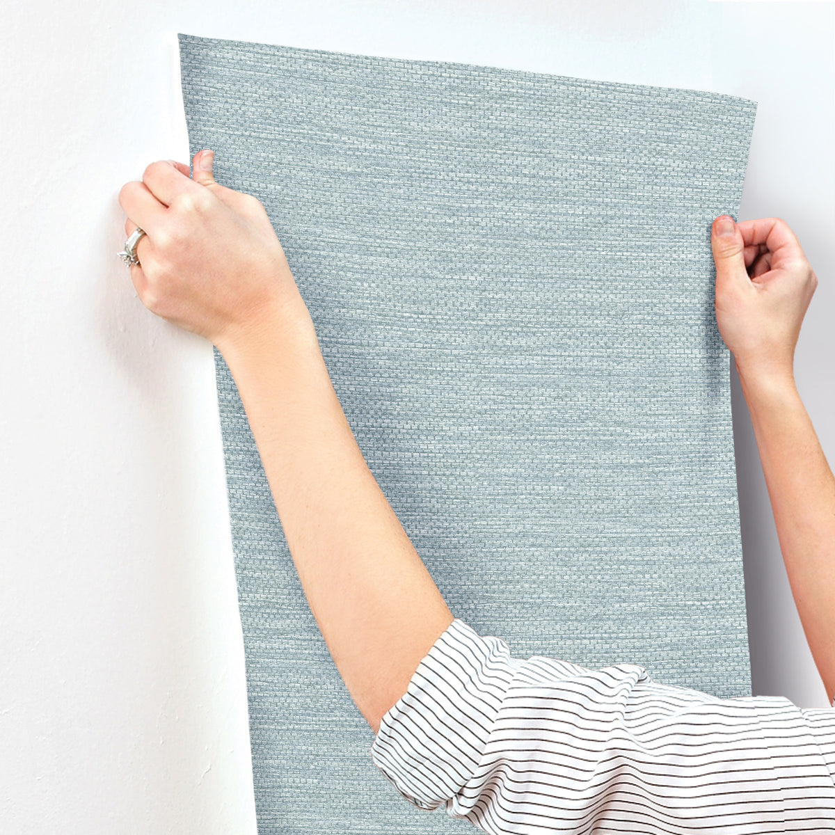 4172-27527-peel-and-stick-wallpaper-stick-application-step