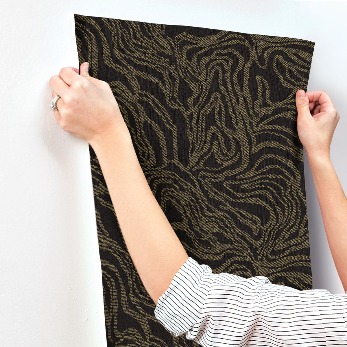 4177-27709-peel-and-stick-wallpaper-stick-application-step