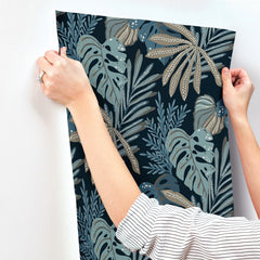 4177-27735-peel-and-stick-wallpaper-stick-application-step