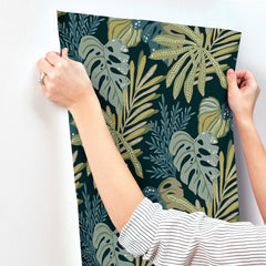 4177-27739-peel-and-stick-wallpaper-stick-application-step