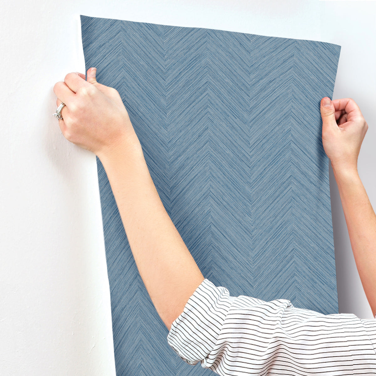 4192-13678-peel-and-stick-wallpaper-stick-application-step