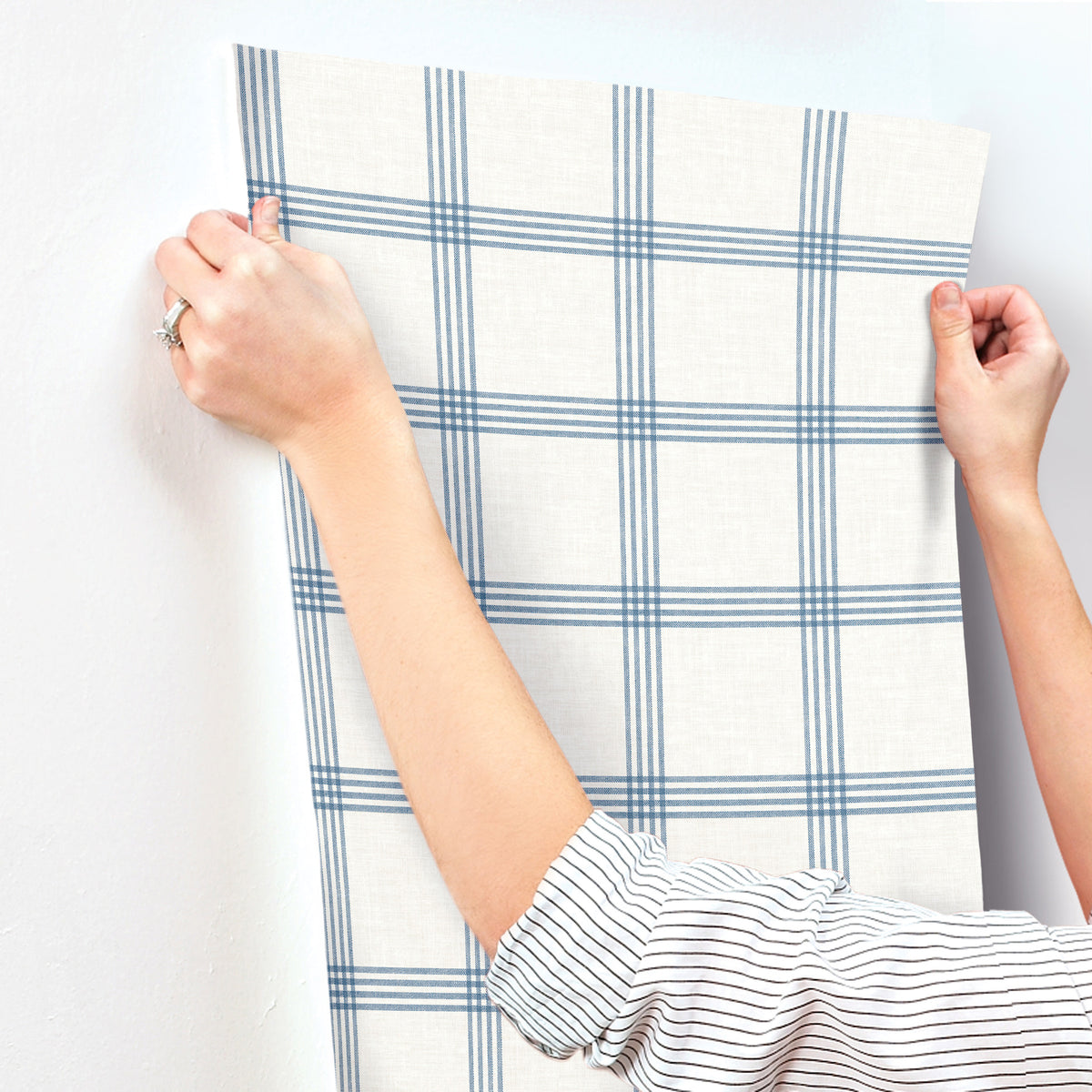4192-26993-peel-and-stick-wallpaper-stick-application-step
