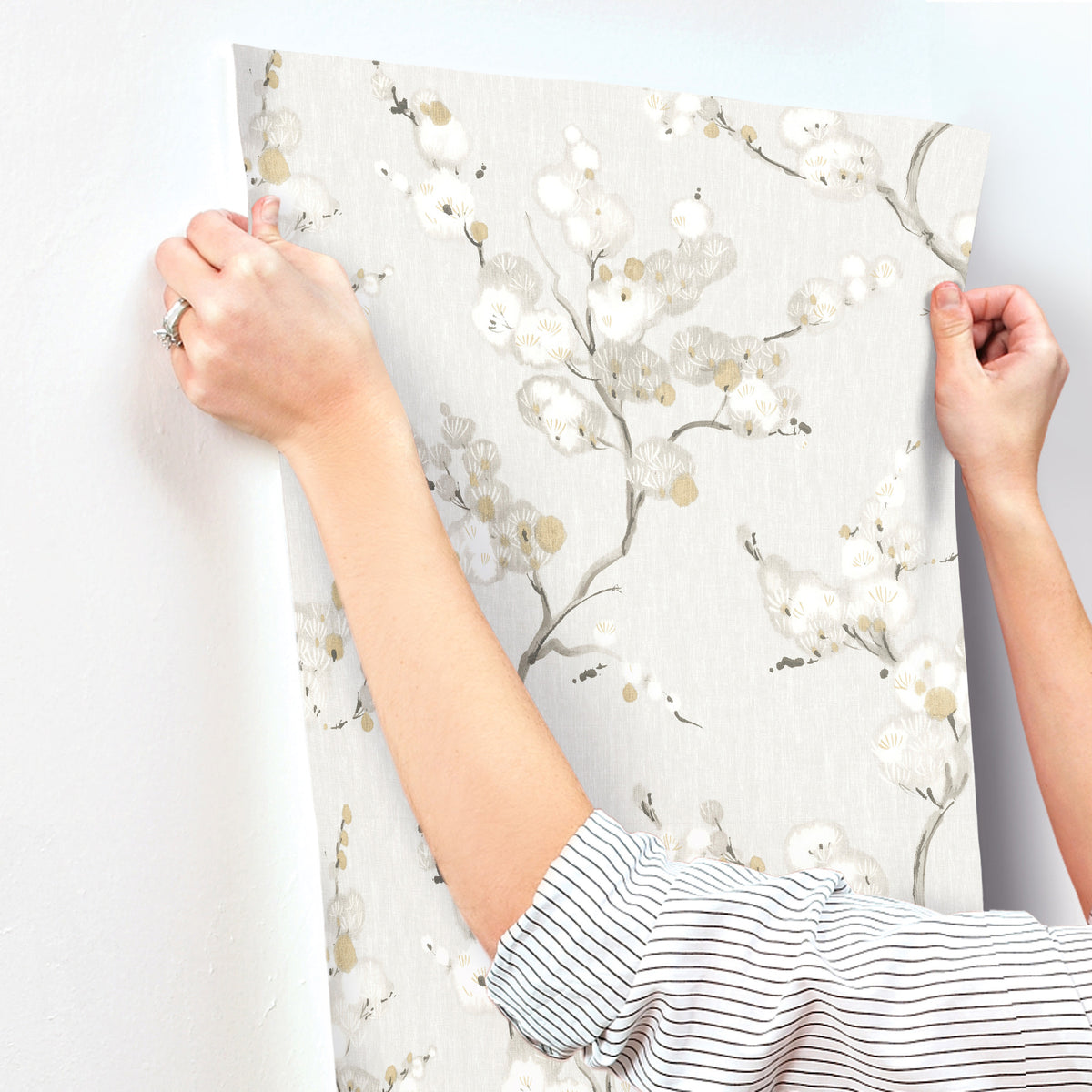 4198-27843-peel-and-stick-wallpaper-stick-application-step