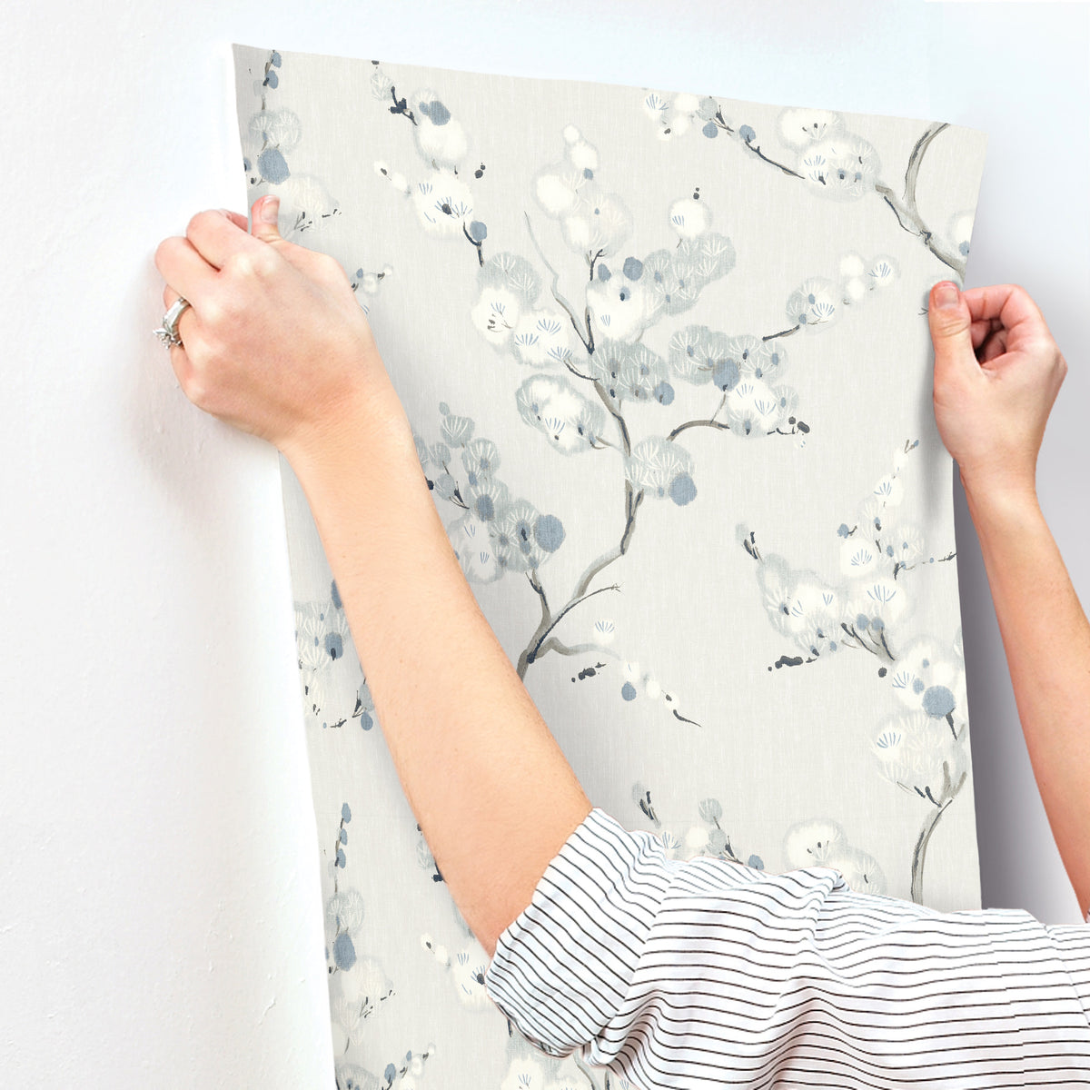 4198-27844-peel-and-stick-wallpaper-stick-application-step