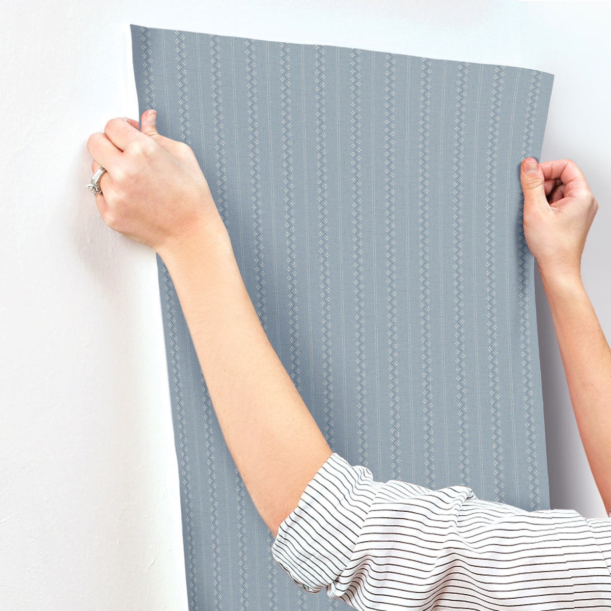 4199-27783-peel-and-stick-wallpaper-stick-application-step