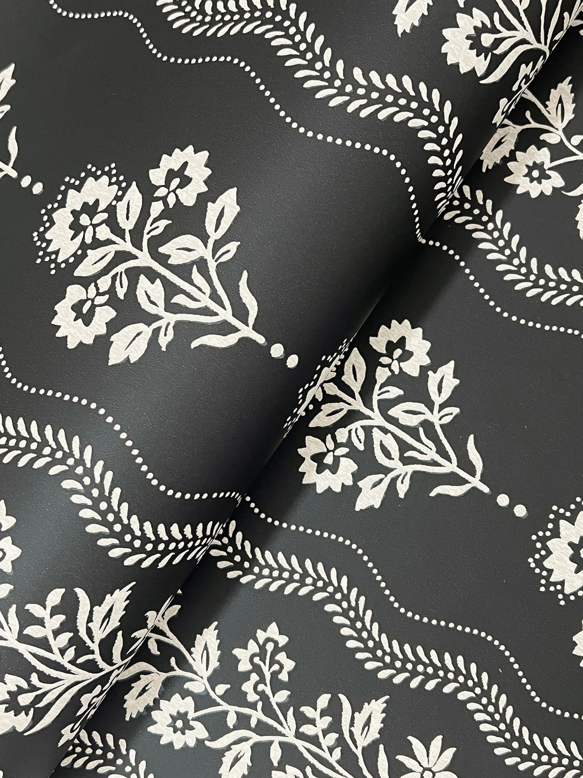 4199-83724-peel-and-stick-wallpaper-detail-closeup
