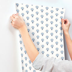 4199-83751-peel-and-stick-wallpaper-stick-application-step