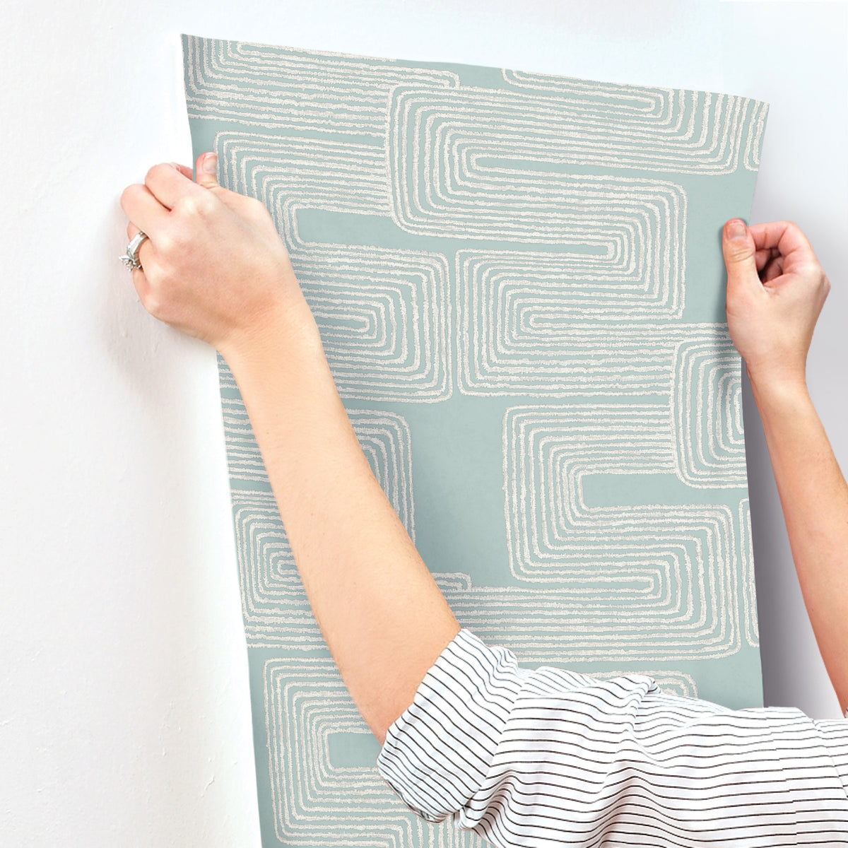 AG2034-peel-and-stick-wallpaper-stick-application-step