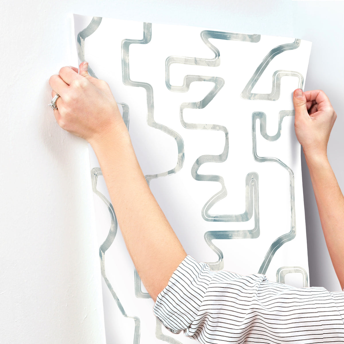AG2055-peel-and-stick-wallpaper-stick-application-step