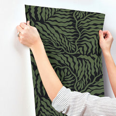 AG2061-peel-and-stick-wallpaper-stick-application-step