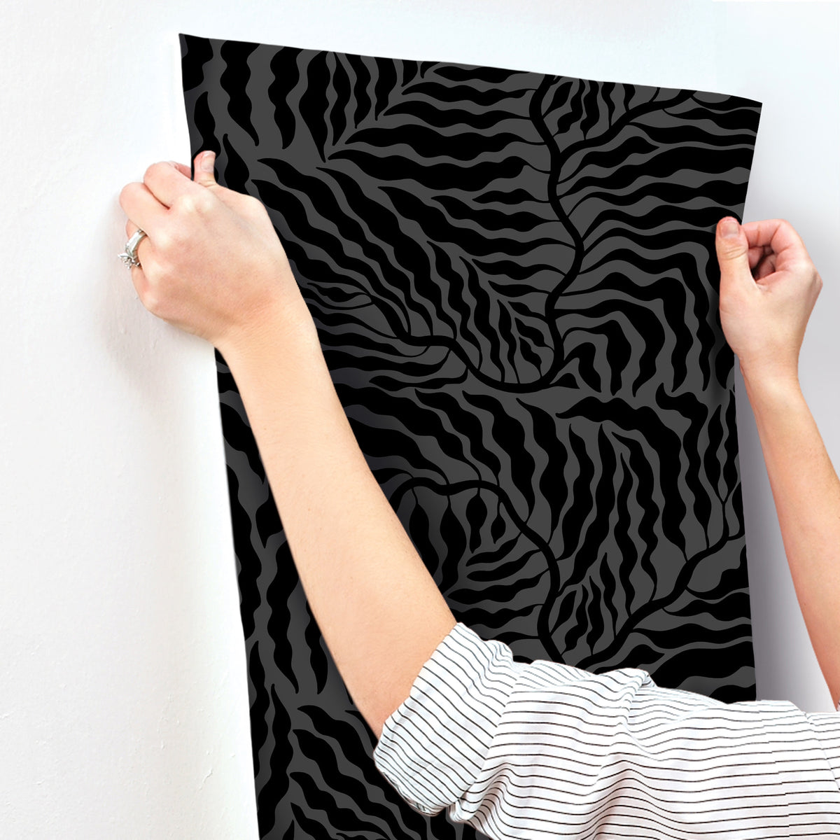 AG2062-peel-and-stick-wallpaper-stick-application-step