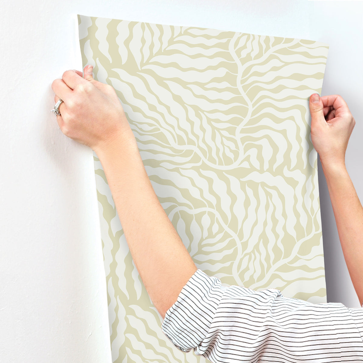 AG2065-peel-and-stick-wallpaper-stick-application-step