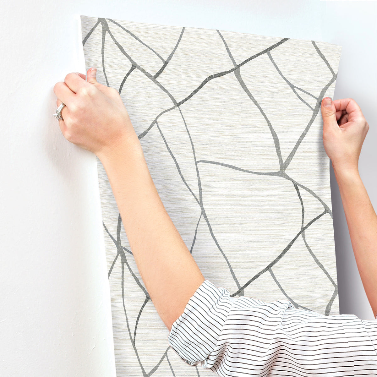 AG2081-peel-and-stick-wallpaper-stick-application-step