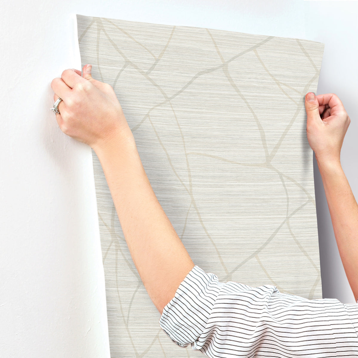 AG2083-peel-and-stick-wallpaper-stick-application-step