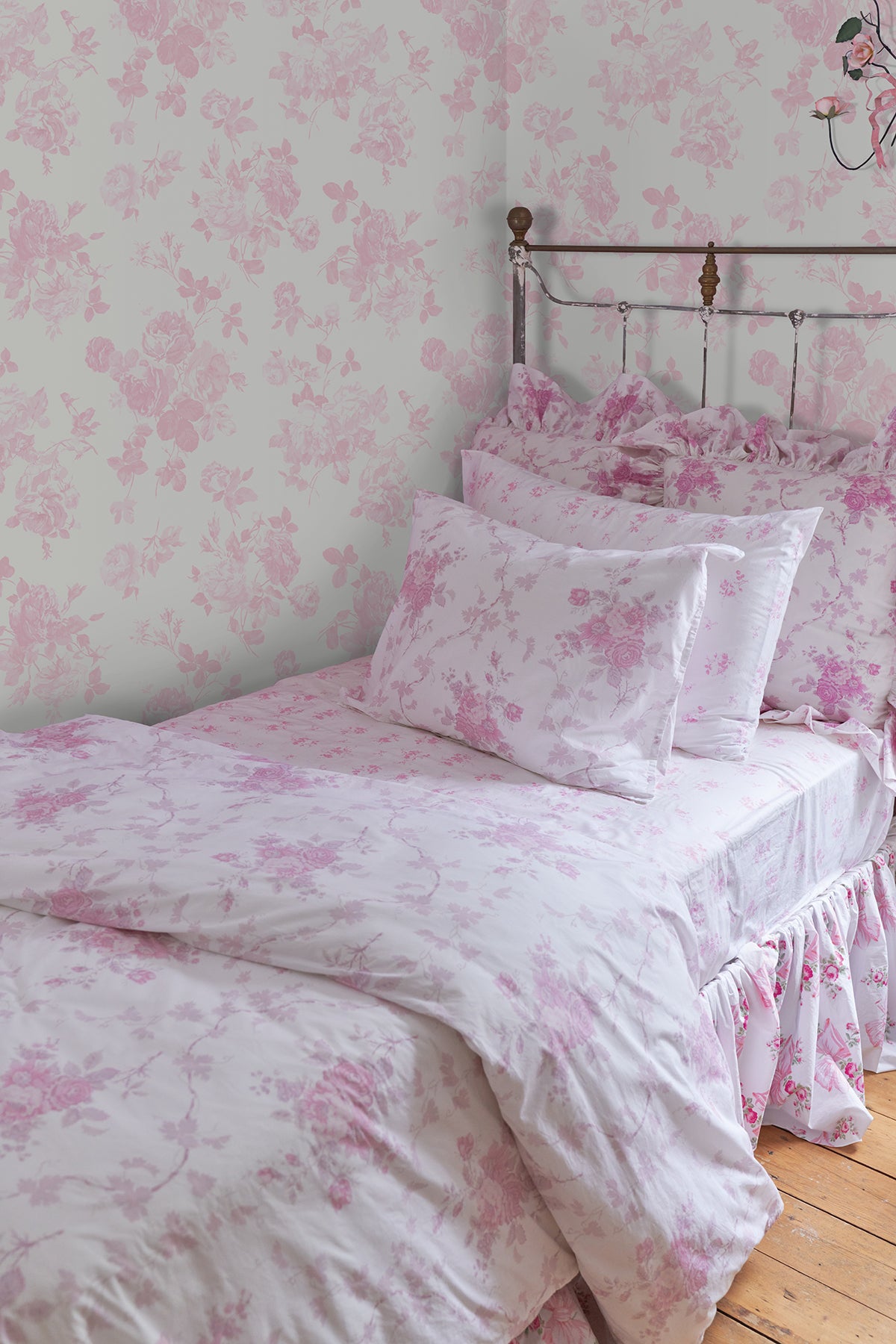 AST4101-peel-and-stick-wallpaper-room-scene-additional-view