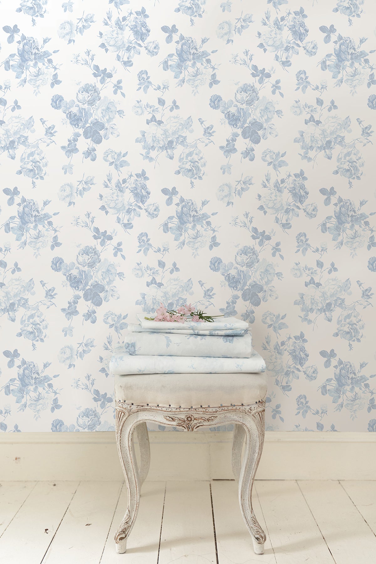 AST4102-peel-and-stick-wallpaper-room-scene